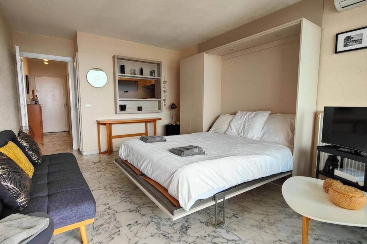 06ay - With Seafront Terrace Appartement Antibes