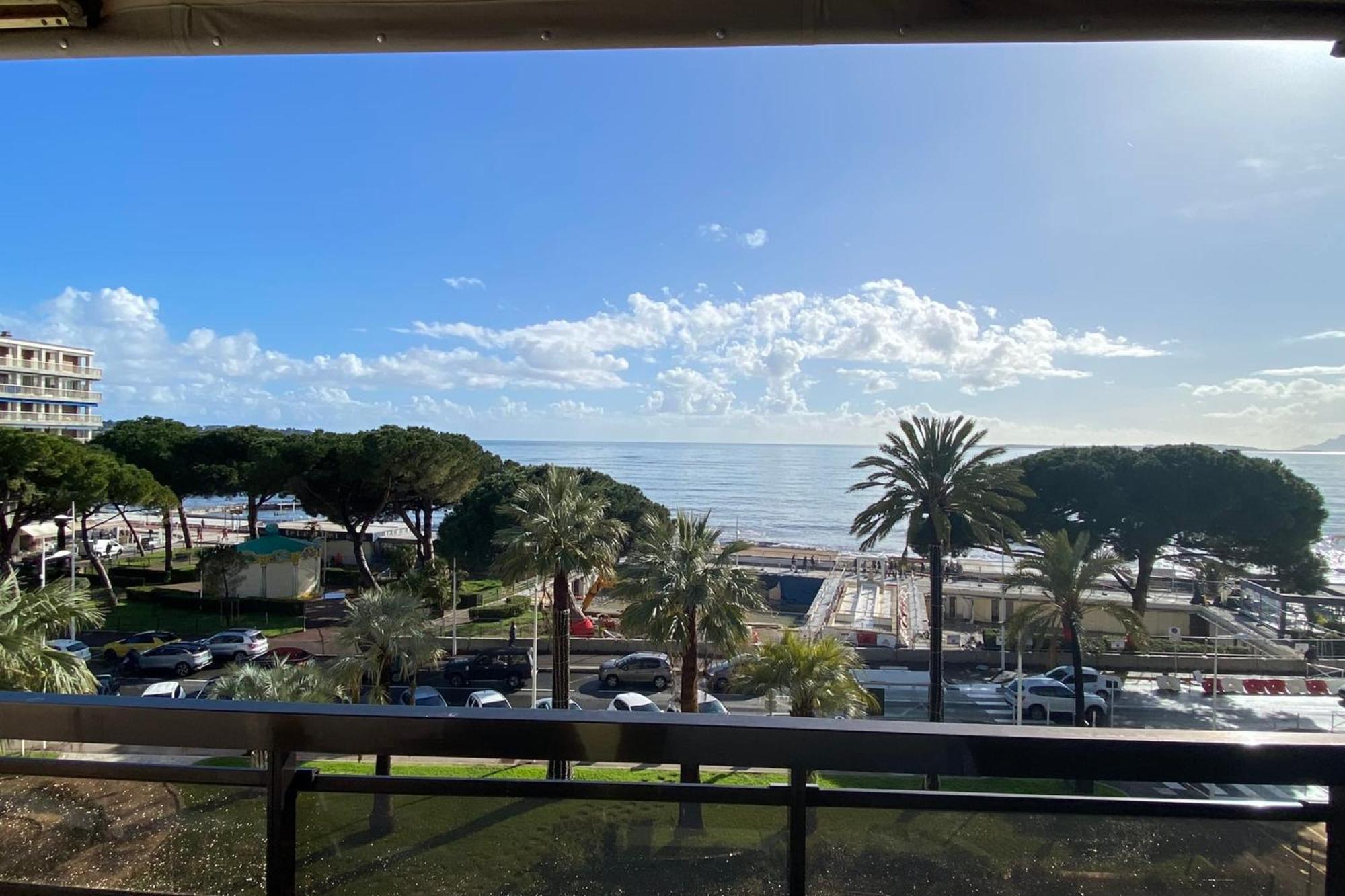 06ay - With Seafront Terrace Appartement *